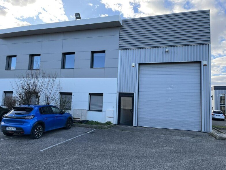 Flex dans Saint-Priest à louer - Photo du bâtiment - Image 1 de 21