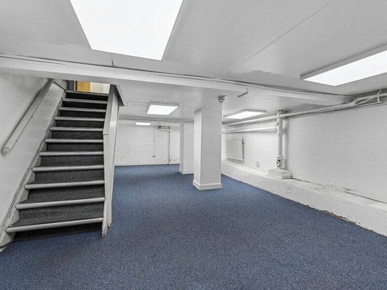 17 Holywell Row, London for lease - Interior Photo - Image 3 of 12