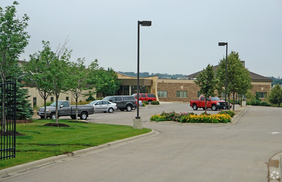 14420 County Road 5, Burnsville, MN à louer - Photo du bâtiment - Image 1 de 4
