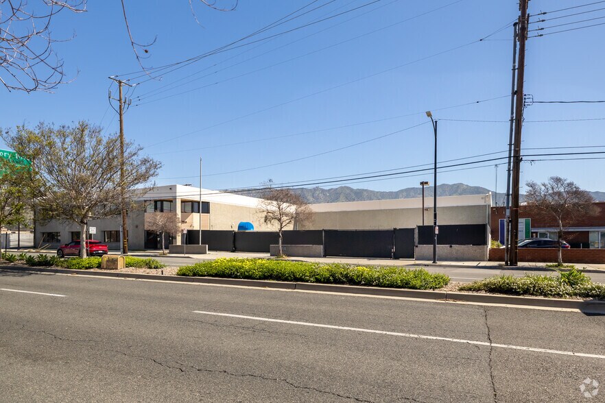 914 N Victory Blvd, Burbank, CA for sale - Building Photo - Image 2 of 12