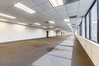 9500 Koger Blvd N, Saint Petersburg, FL for lease Interior Photo- Image 2 of 3