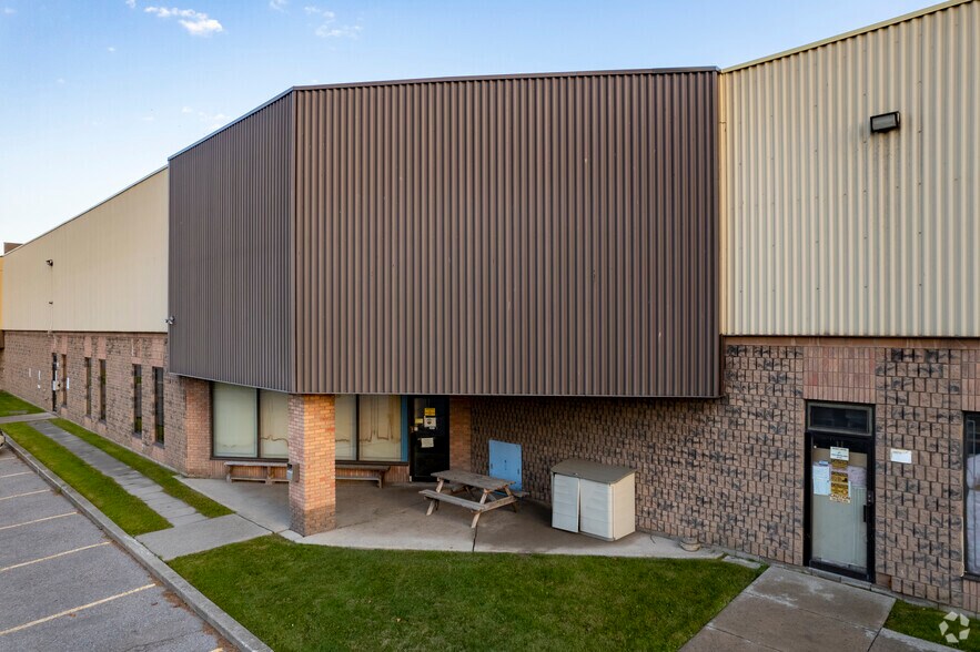 1725 McPherson Ct, Pickering, ON à louer - Photo du bâtiment - Image 3 de 4