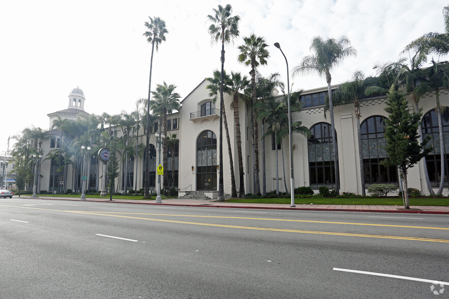 2601 S Figueroa St, Los Angeles, CA à louer - Photo du bâtiment - Image 2 de 9