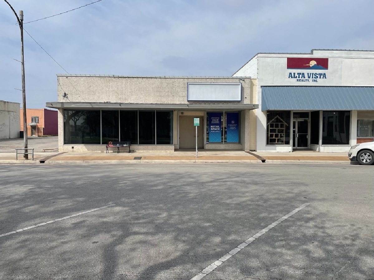 115-117 N West St, Uvalde, TX for lease Primary Photo- Image 1 of 18