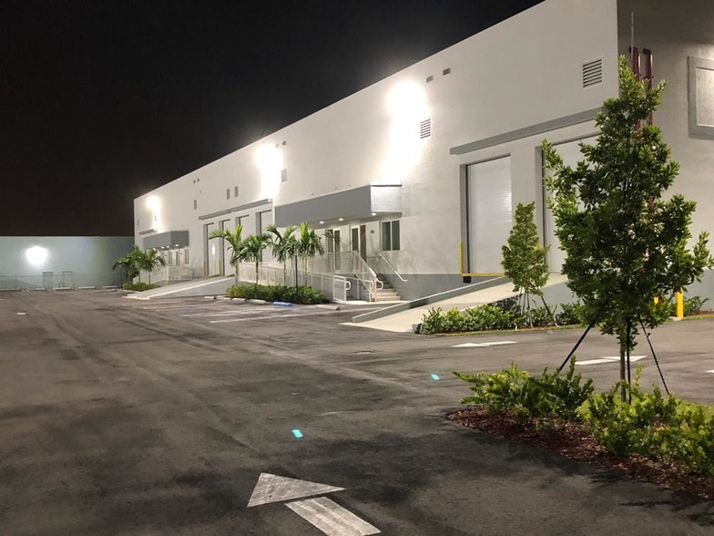 7900 NW 71st St, Miami, FL for lease - Building Photo - Image 2 of 9