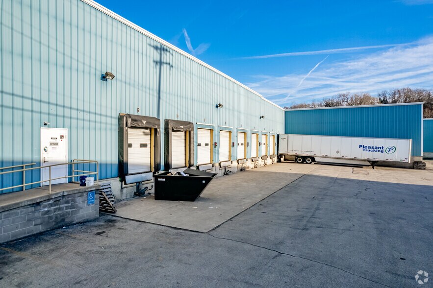 2530 Thomas Ave, Jeannette, PA à louer - Photo du bâtiment - Image 3 de 11