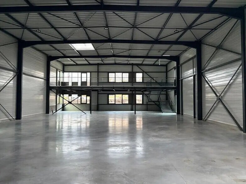 Local d'activités dans Jons à vendre - Photo du bâtiment - Image 2 de 8