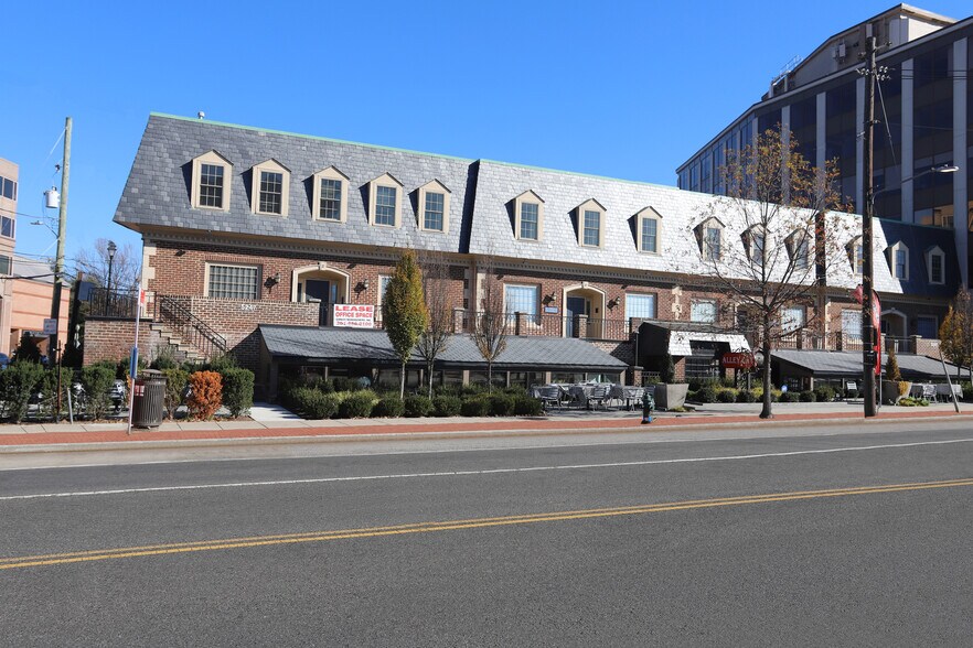5247 Wisconsin Ave NW, Washington, DC à louer - Photo du bâtiment - Image 3 de 6