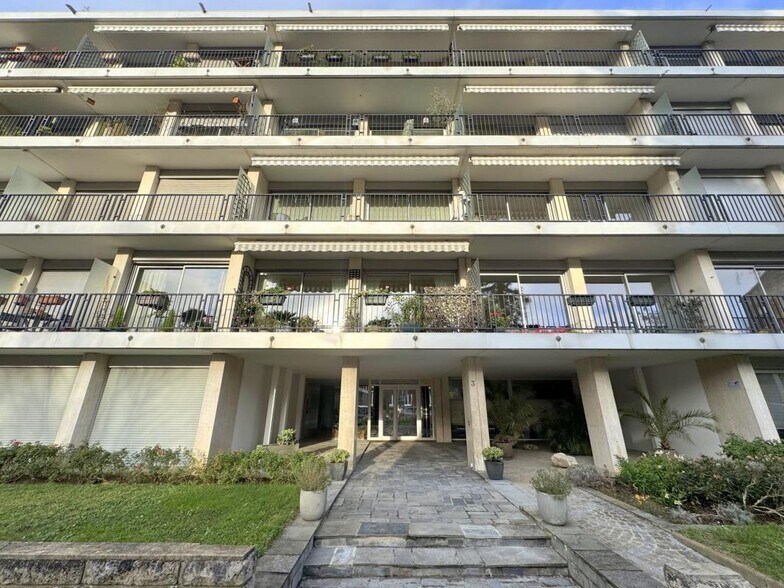 Office in Versailles for lease - Building Photo - Image 1 of 15