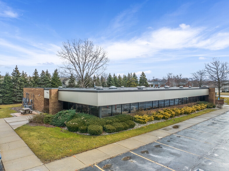 17001 19 Mile Rd, Clinton Township, MI à louer - Photo du bâtiment - Image 1 de 4