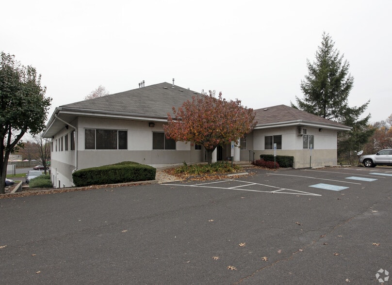 400 N Buckstown Rd, Langhorne, PA à louer - Photo du bâtiment - Image 2 de 18