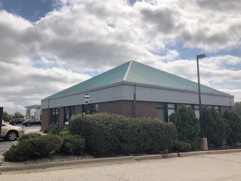 2347-2359 Silvernail Rd, Pewaukee, WI for sale - Building Photo - Image 2 of 3