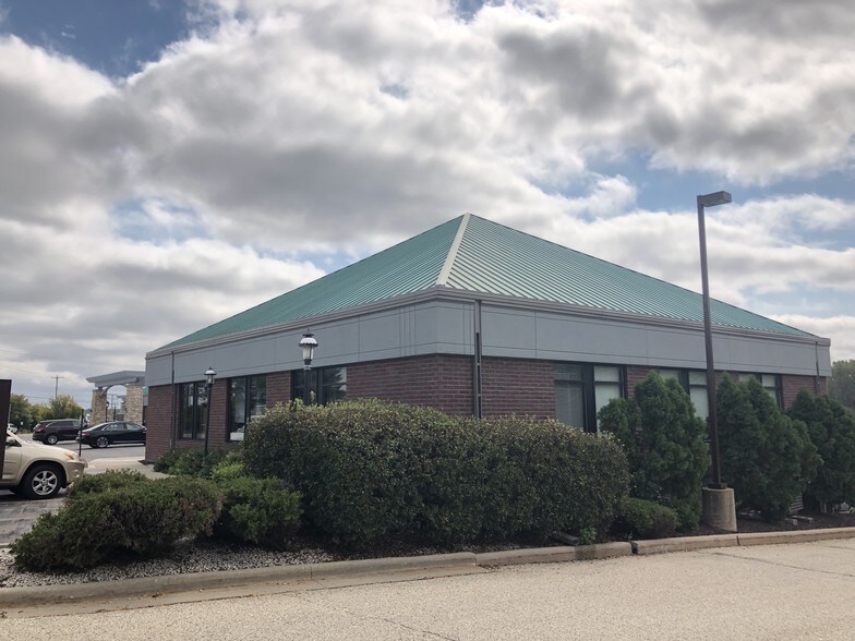 2347-2359 Silvernail Rd, Pewaukee, WI à vendre - Photo du bâtiment - Image 2 de 3