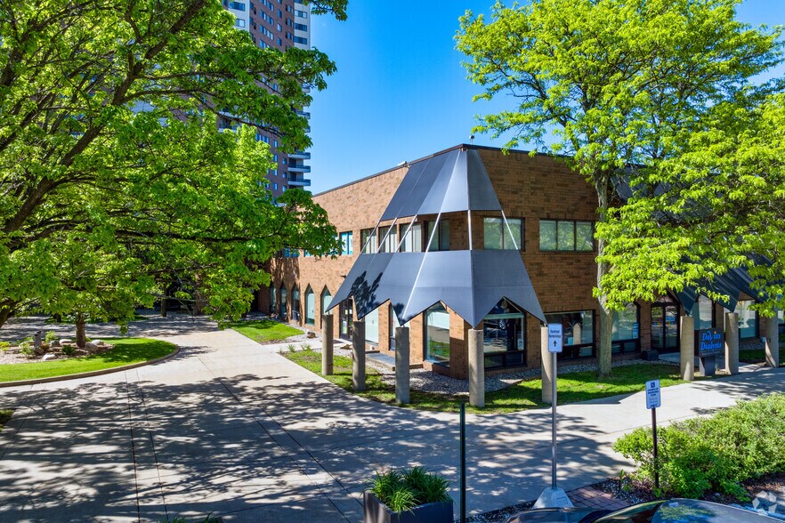 535 S Burdick St, Kalamazoo, MI à louer - Photo du bâtiment - Image 2 de 5