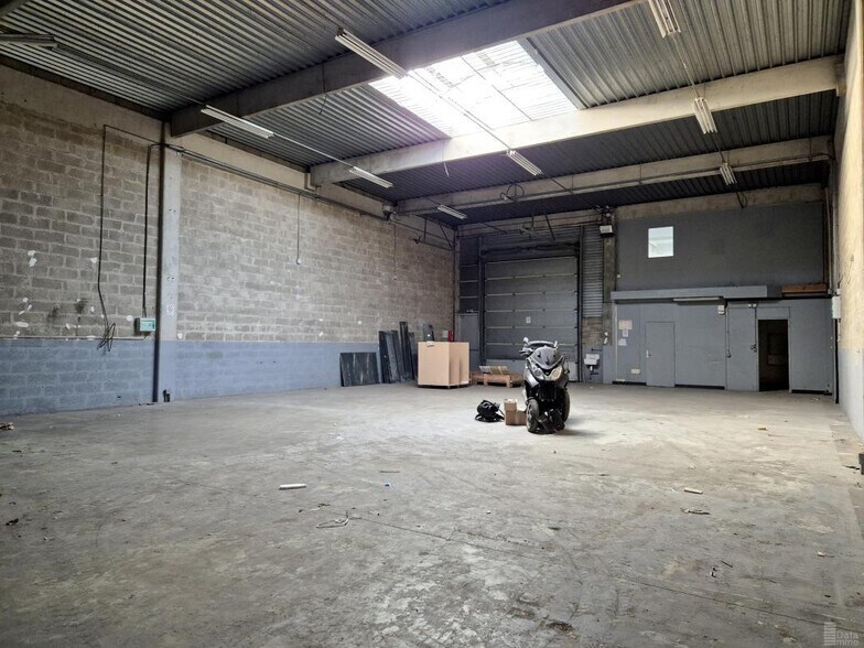 Flex in Saint-Thibault-des-Vignes for lease - Building Photo - Image 3 of 6