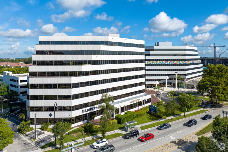 11900 Biscayne Blvd, North Miami, FL à louer - Photo du bâtiment - Image 2 de 7