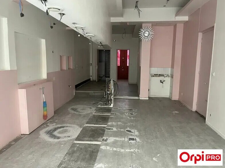 Retail in Villeurbanne for lease - Interior Photo - Image 1 of 4