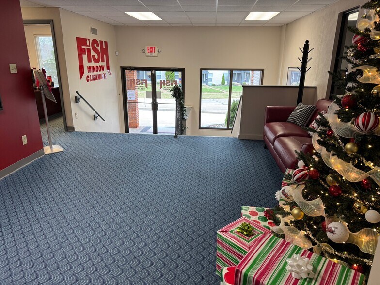 200 Enchanted Pky, Manchester, MO à vendre - Photo intérieure - Image 2 de 11