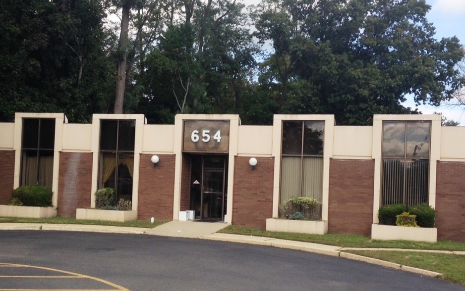 654 Newman Springs Rd, Lincroft, NJ for lease - Primary Photo - Image 1 of 4