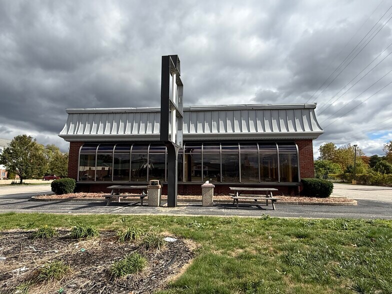 320 Dixie Way, South Bend, IN à louer - Photo du bâtiment - Image 3 de 11