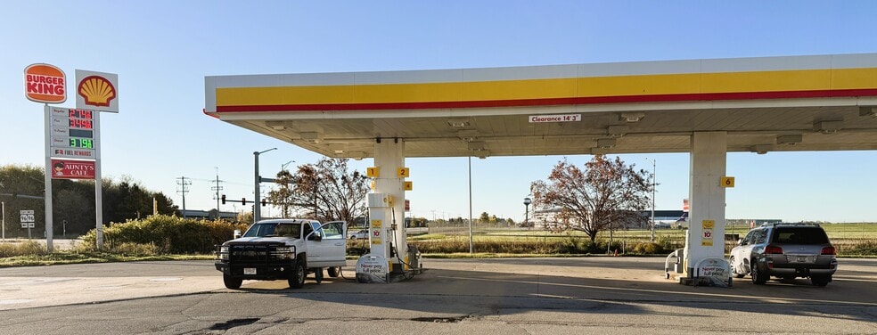 Gas station and car wash portfolio of 2 properties for sale on LoopNet.ca - Building Photo - Image 2 of 7