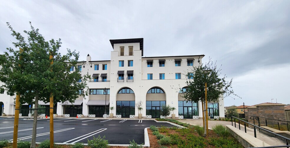 901 Portola Oaks Dr, Lake Forest, CA à louer - Photo du bâtiment - Image 1 de 4