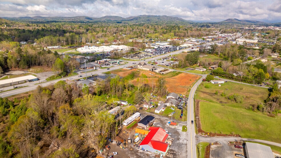 1611 Old Spartanburg rd, Hendersonville, NC à vendre - Photo du bâtiment - Image 3 de 12