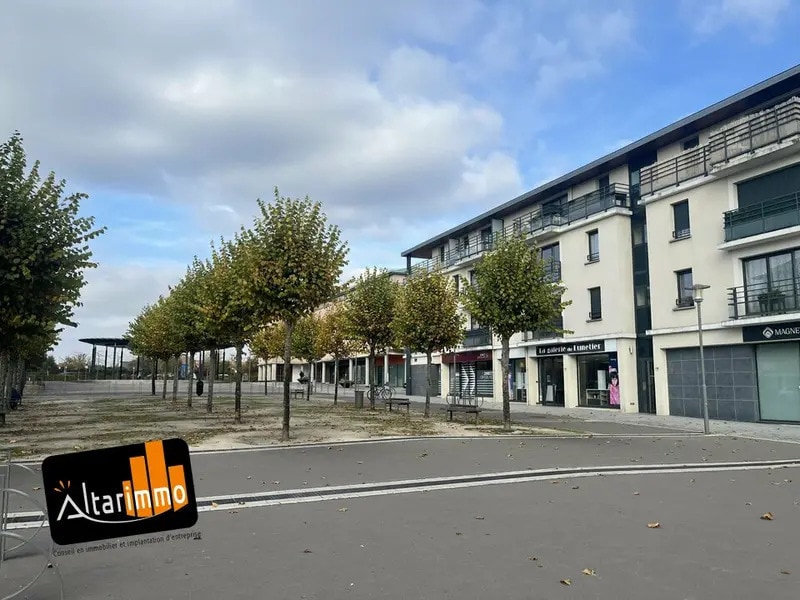 Retail in Le Coudray for sale Building Photo- Image 1 of 5