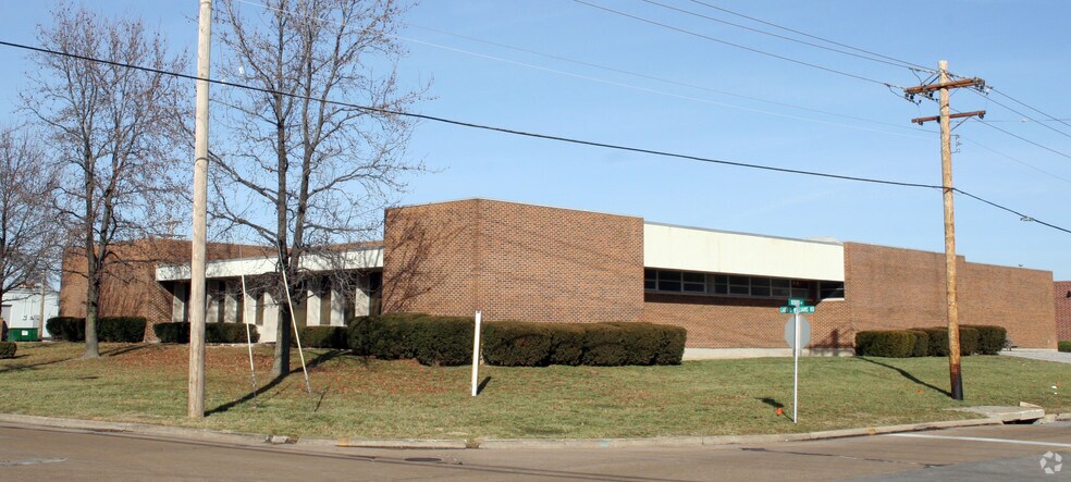 781 Rudder Rd, Fenton, MO à louer - Photo du bâtiment - Image 2 de 7