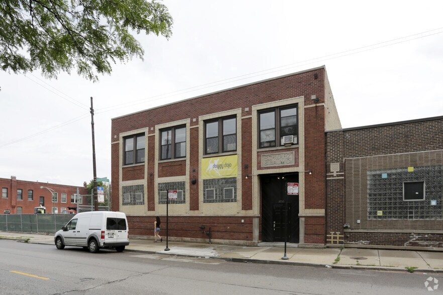 3735 W Belmont Ave, Chicago, IL à vendre - Photo du bâtiment - Image 3 de 12