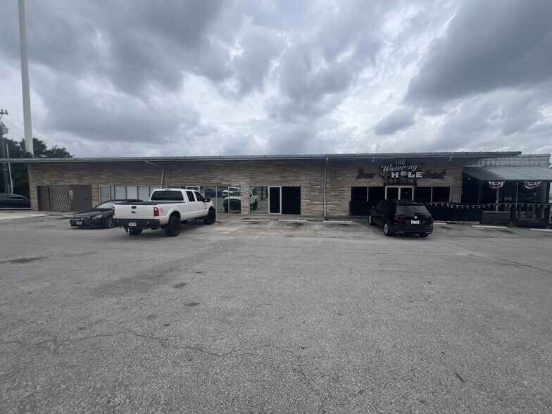 9809 Fredericksburg Rd, San Antonio, TX à louer - Photo du bâtiment - Image 2 de 9