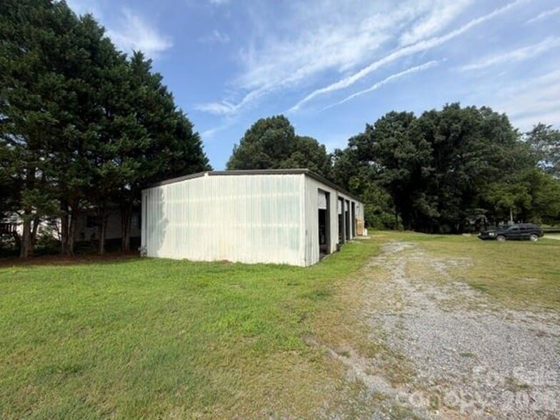 4143 Duff Dr, Hudson, NC à vendre - Photo du bâtiment - Image 3 de 4