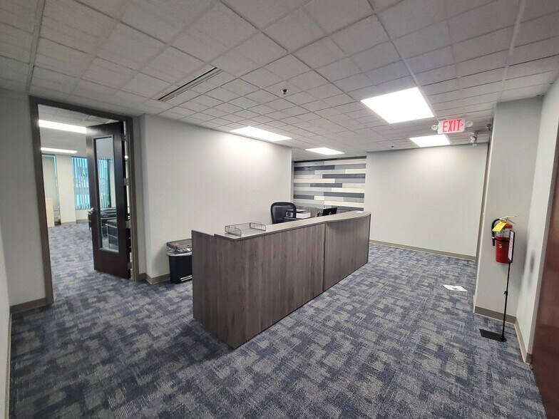 8001 Broadway, Merrillville, IN à louer - Photo intérieure - Image 2 de 38