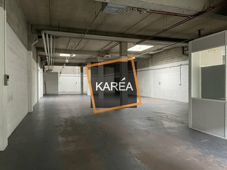 Flex in Lognes for lease - Interior Photo - Image 2 of 5