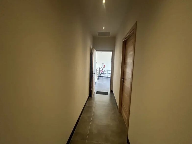 Office in Saint-Rémy-de-Provence for lease - Interior Photo - Image 3 of 9