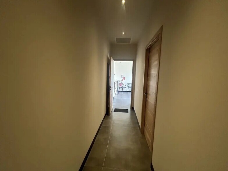 Bureau dans Saint-Rémy-de-Provence à louer - Photo intérieure - Image 3 de 9