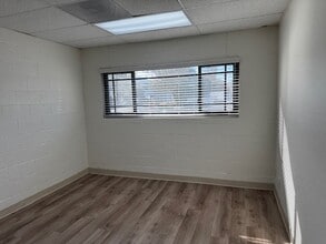 610-628 Calle Plano, Camarillo, CA à louer Photo du bâtiment- Image 2 de 4