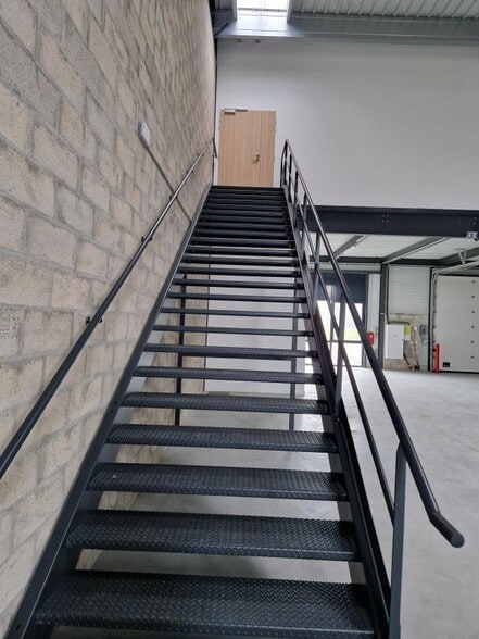 27 Avenue Du Gros Chene, Éragny for lease - Interior Photo - Image 3 of 6