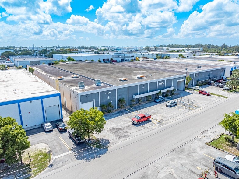 13185 NW 47th Ave, Opa-locka, FL à vendre - Photo du bâtiment - Image 3 de 23