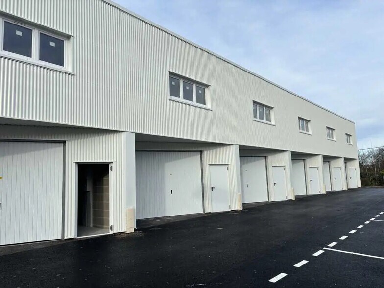 Flex in VILLENAVE-D'ORNON for lease - Building Photo - Image 1 of 4