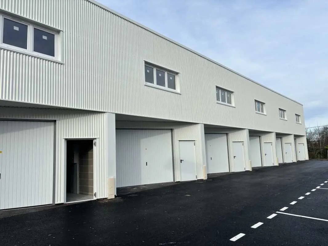 Flex in VILLENAVE-D'ORNON for lease Building Photo- Image 1 of 5