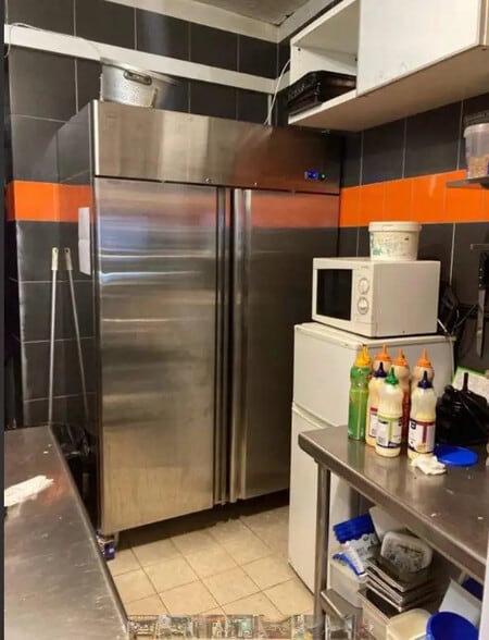 Retail in Paris for lease - Interior Photo - Image 2 of 3