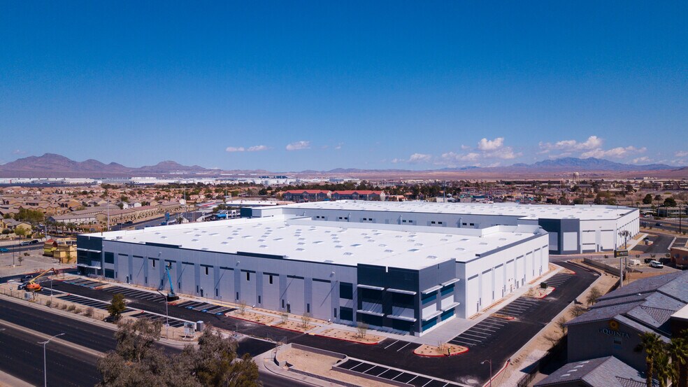 5225 E Craig Rd, Las Vegas, NV à vendre - Photo du bâtiment - Image 1 de 3