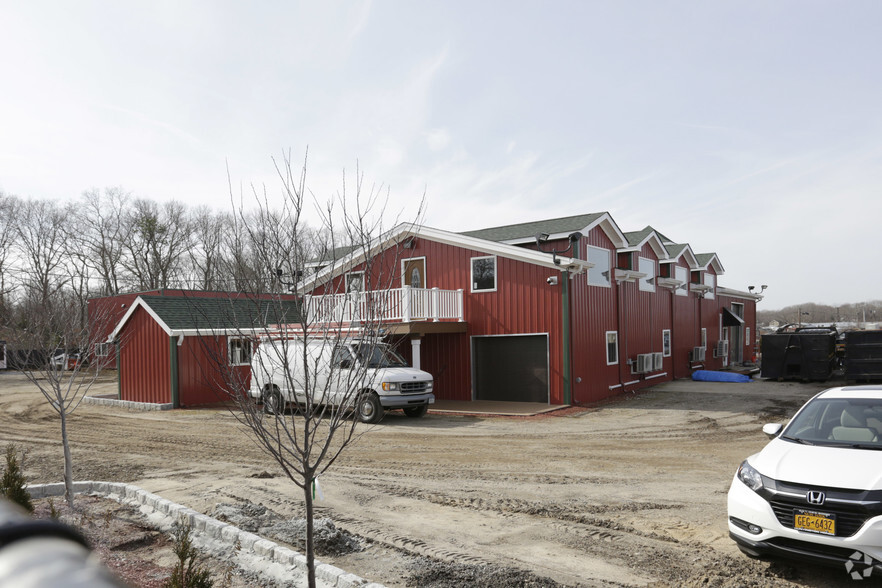 240 Hedges Ave, East Patchogue, NY for sale - Primary Photo - Image 1 of 1