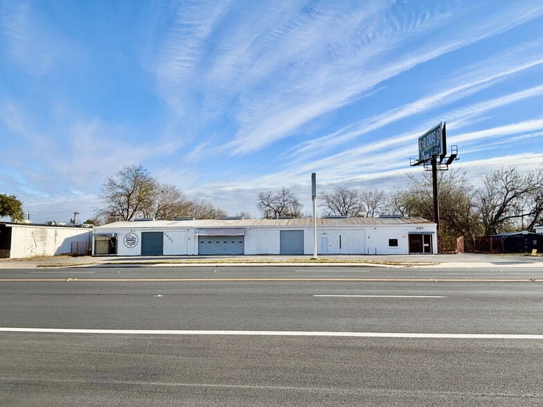 3414-3422 E Commerce St, San Antonio, TX for lease - Building Photo - Image 3 of 4