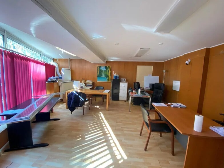 Retail in Paris for sale - Interior Photo - Image 3 of 4