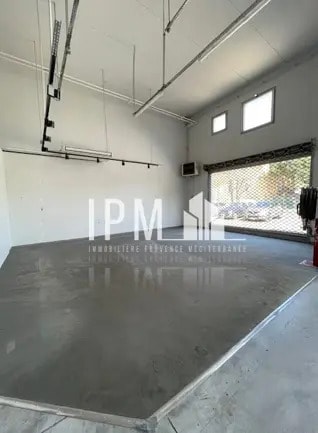 Retail in Aubagne for lease Primary Photo- Image 1 of 3