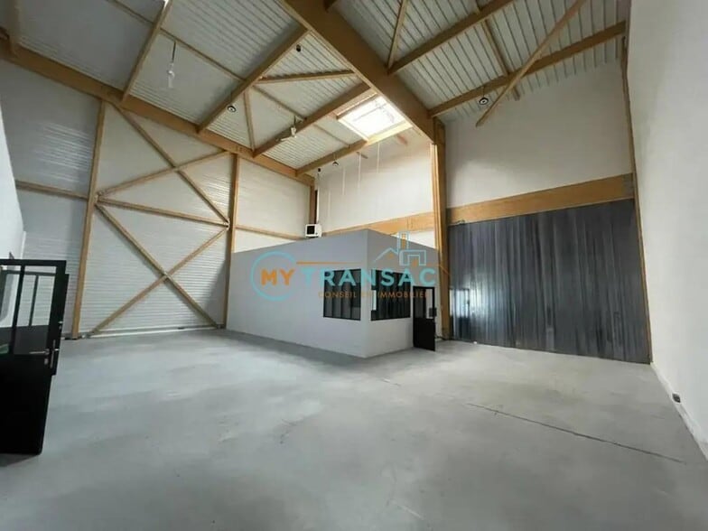 Flex in Romainville for lease - Building Photo - Image 1 of 6
