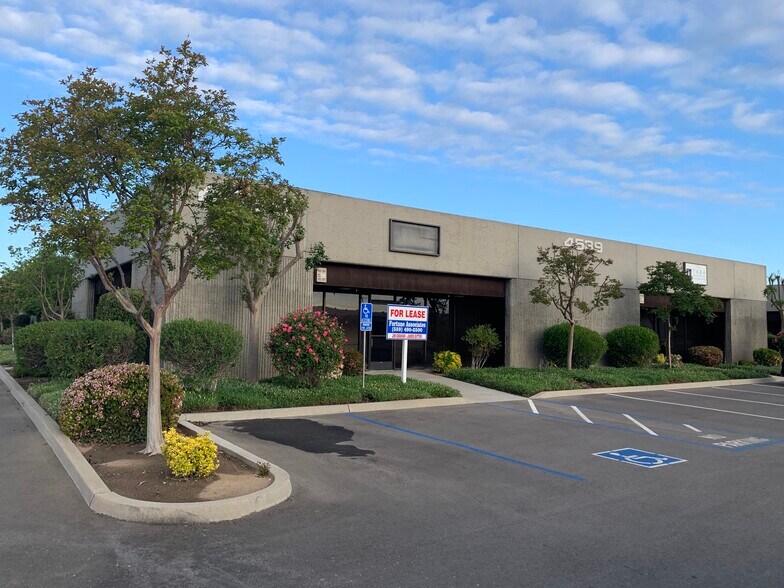 4539 N Brawley Ave, Fresno, CA for lease - Building Photo - Image 1 of 2