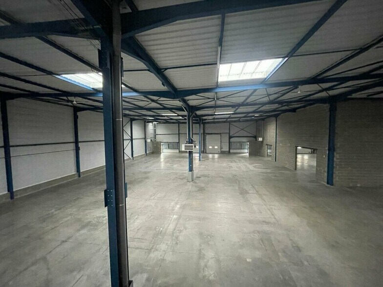 Flex in Dagneux for lease - Interior Photo - Image 2 of 23